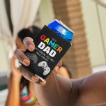 Rafraîchisseur Pour Canette Personnalisé Funny coloré 'GAMER' DAD<br><div class="desc">Ce drôle peut cool est le cadeau parfait pour les papas qui aiment le jeu! L'arrière - plan noir frappant et le titre animé de "GAMER DAD" en font un complément accrocheur à toute soirée de jeu. Le proverbe amusant et les illustrations de contrôleurs de jeu mettent l'accent sur le...</div>