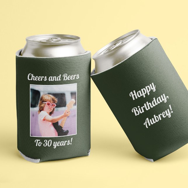 Rafraîchisseur Pour Canette Photo personnalisée Funny Cool 30e anniversaire (Two green can holders; one reads "Happy Birthday, Aubrey!" + the other a photo and "cheers and beers)