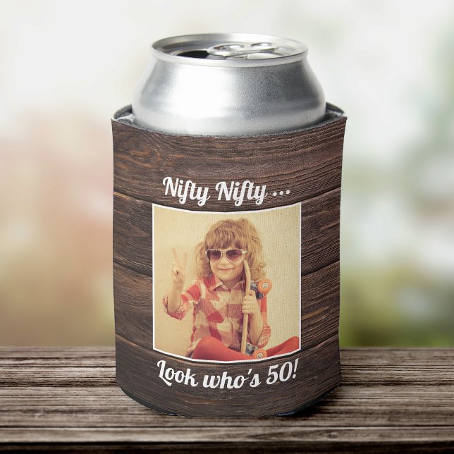 Rafraîchisseur Pour Canette Photo personnalisée Funny Cool 50e anniversaire ("Nifty look who's 50" wood textured can cooler with photo on the front and custom text on the back)