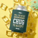 Rafraîchisseur Pour Canette Proposition du Groomsman Chug pour accepter Vert O<br><div class="desc">Commencez la fête mariage avec style avec une proposition de marionnettiste personnalisée peut refroidir. Le design vert, or et blanc présente des noms stylisés de typographie moderne et une demande personnalisable "Serez-vous mon groomsman? Cochez pour accepter". Tout le texte est simple à customiser ou à supprimer et peut être différent...</div>