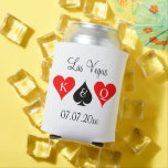 Rafraîchisseur Pour Canette Se marier Las Vegas fête de mariage personnalisée<br><div class="desc">Se marier Las Vegas fête de mariage personnalisée Can Cooler. Porte-boisson blanche classique avec logo de couple. Coeurs et spade design avec initiales de mariée et mariée plus la date du mariage. Personnalisez avec le nom de destination. Meilleur pour les jeux d'argent / jeux de casino. Fun party de faveur...</div>