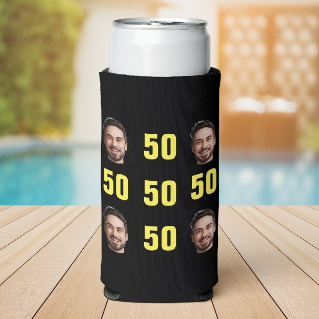 Rafraîchisseur Pour Canette Slim Amusant unique 50e anniversaire Photo Cool Retro (A can in a black can cooler featuring a pattern of smiling faces and the number "50" in bold yellow.)