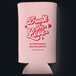 Rafraîchisseur Pour Canette Slim Bachelorette Drunk In Love<br><div class="desc">Célébrez votre ivrogne en amour bachelorette en style avec ce seltzer personnalisé peut refroidir! Parfait pour une soirée bachelorette en amour, cet accessoire amusant correspond à votre soda en amour thème de fête bachelorette et ajoute une touche chic à votre soda en amour décorations bachelorette. Gardez les boissons cool et...</div>