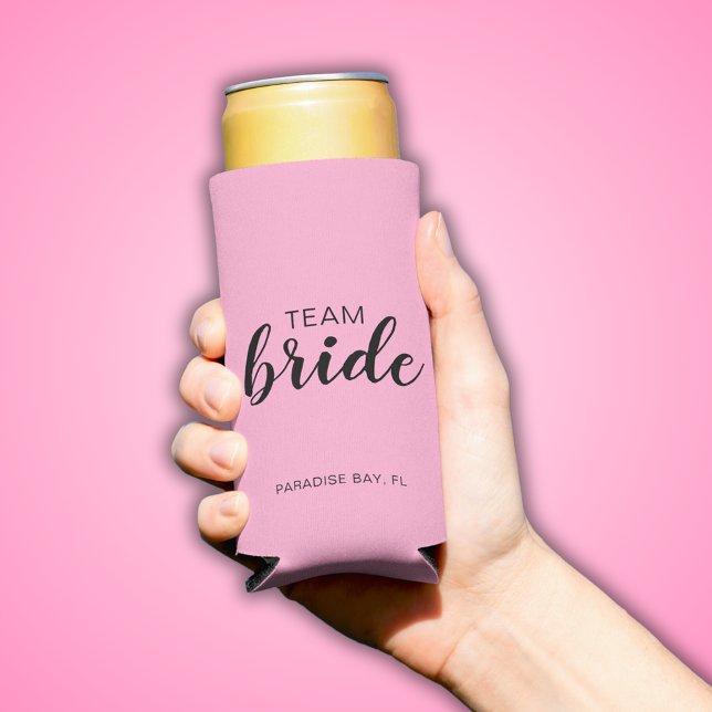 Rafraîchisseur Pour Canette Slim Bachelorette du Mariage de l'équipe (Team Bride Wedding Bachelorette Party pink can cooler. Customize with your own text.)
