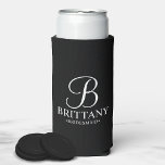 Rafraîchisseur Pour Canette Slim Élégante demoiselle d'honneur personnalisée en noi<br><div class="desc">Elegant Black and White Personnalisé Bridesmaid Cadeaux avec monogramme personnalisé en blanc élégant style de police de script avec le nom et le titre de bridesmaid dans le style de police serif classique sur arrière - plan noir. Parfait aussi pour les groomsmen, meilleur homme, père de la mariée, bonne d'honneur,...</div>