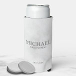 Rafraîchisseur Pour Canette Slim Marbre moderne Groomsman personnalisé<br><div class="desc">Cadeaux personnalisés de Groomsman Black and White modernes avec nom,  titre et date mariage personnalisés en style serif classique gris sur arrière - plan en marbre blanc. Aussi parfait pour Best Man,  Père de la Mariée et plus.</div>