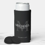 Rafraîchisseur Pour Canette Slim Minimaliste Blanc Personnalisé Groomsmen Peut Se R<br><div class="desc">Ajoutez une touche personnelle à votre mariage avec des groomsmen personnalisés peut refroidir. Ce peut refroidir les caractéristiques personnalisées nom du marié avec titre et date mariage en blanc et monogramme en gris comme arrière - plan, dans le style de police serif classique, sur arrière - plan noir. Parfait aussi...</div>