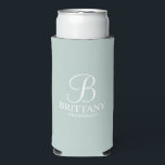 Rafraîchisseur Pour Canette Slim Monogramme et nom de la servante d'accueil personn<br><div class="desc">Cadeaux Bridesmaid personnalisés avec monogramme personnalisé en blanc élégant style de police script avec nom et titre de bridesmaid dans le style de police serif classique sur arrière - plan vert sage. Aussi parfait pour femme de ménage d'honneur,  fille de fleurs,  mère de la mariée et plus.</div>