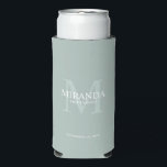 Rafraîchisseur Pour Canette Slim Monogramme et nom de la servante d'accueil personn<br><div class="desc">Ajoutez une touche personnelle à votre mariage avec le monogramme et le cadeau de nom personnalisé de la femme de ménage. Ce design présente le nom personnalisé de la demoiselle d'honneur avec titre et date mariage en blanc et monogramme en vert sauge comme arrière - plan, en style de police...</div>