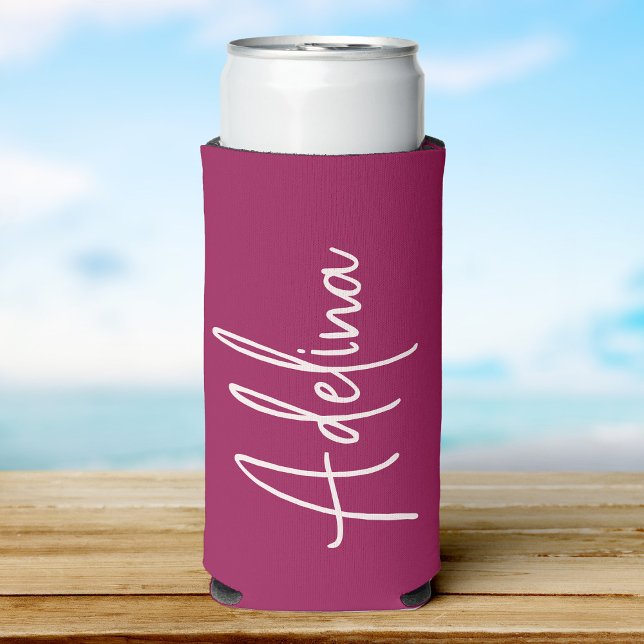 Rafraîchisseur Pour Canette Slim Script élégant Nom personnalisé Girls Beach Trip (A maroon can cooler with a custom name  in elegant white script, set against a soft beach background)