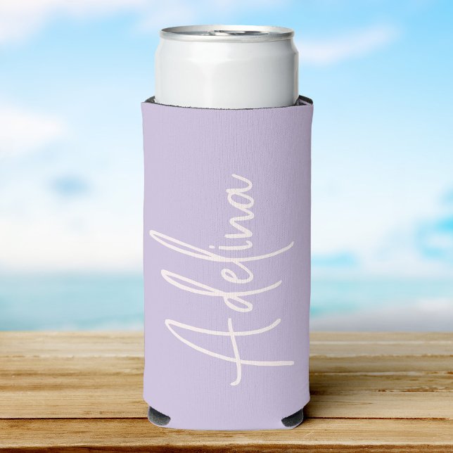 Rafraîchisseur Pour Canette Slim Script élégant Nom personnalisé Girls Beach Trip (A lilac can cooler with a custom name  in elegant white script, set against a soft beach background)