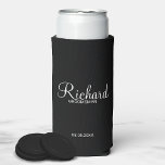 Rafraîchisseur Pour Canette Slim Script Moderne Cuisinière personnalisée<br><div class="desc">Cadeaux Groomsman personnalisés avec le nom de toiletteur personnalisé en blanc style de police script moderne avec titre et date mariage dans style de police sans serif moderne sur arrière - plan noir. Parfait aussi pour le meilleur homme, père de la mariée, demoiselle d'honneur, mère de la mariée et plus...</div>