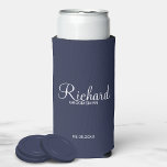 Rafraîchisseur Pour Canette Slim Script Moderne Cuisinière personnalisée<br><div class="desc">Cadeaux Groomsman personnalisés avec le nom de marionnettiste personnalisé en blanc style de police de script moderne avec titre et date mariage en style de police sans serif moderne sur arrière - plan bleu marine. Parfait aussi pour le meilleur homme, père de la mariée, demoiselle d'honneur, mère de la mariée...</div>