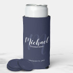 Rafraîchisseur Pour Canette Slim Script moderne Groomsmen Personnalisé Seltzer Can<br><div class="desc">Ajoutez une touche personnelle à votre mariage avec des groomsmen personnalisés peut refroidir. Ce peut refroidir caractéristiques personnalisées groomsmen nom en blanc style de police de script moderne et monogramme en bleu marine clair style de police de script moderne comme arrière - plan avec titre et date mariage en blanc...</div>
