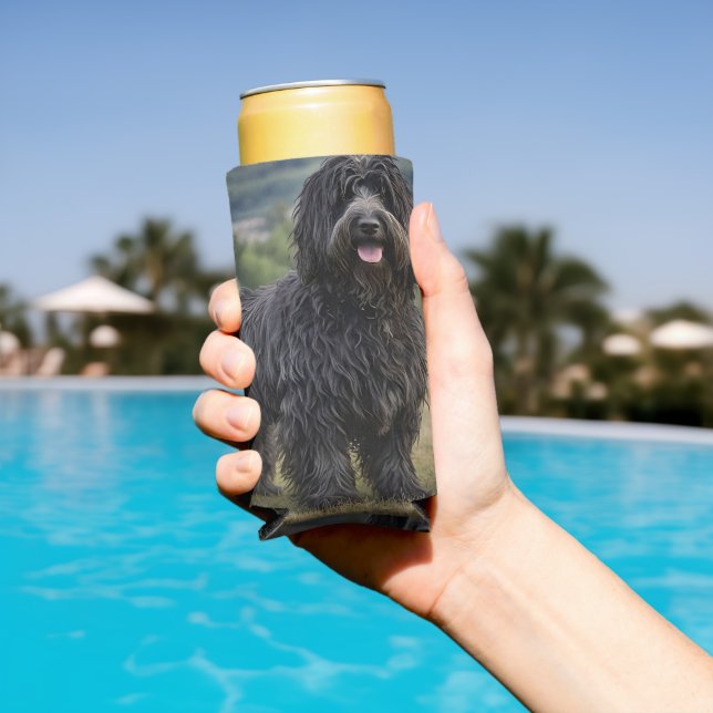 Rafraîchisseur Pour Canette Slim "Shaggy Elegance : Le chien noir Bergamasco Sheepd (Piscine in situ)