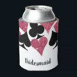 Rafraîchisseur Pour Canette Thème Vegas Paillettes Roses Demoiselle d'Honneur<br><div class="desc">Habillez cette canette avec un refroidisseur de canette «Bridesmaid» entièrement personnalisé avec un éparpillement de combinaisons de cartes en faux strass rose et noir avec un texte personnalisé pour le nom des membres du cortège de la mariée. Rassemblez les filles pour célébrer la future mariée avec un week-end dans la...</div>