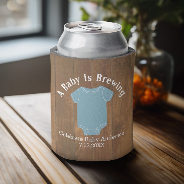 Rafraîchisseur Pour Canette Un bébé brasse - Couples Douche Bois Blue Boy (Baby Shower Favor - Personalized Can Cooler for a Couple's Shower - A Baby is Brewing)