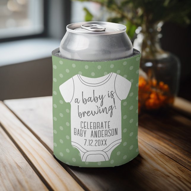 Rafraîchisseur Pour Canette Un bébé brasse — Couples Douche peut modifier la c (Baby Shower Favor - Personalized Can Cooler for a Couple's Shower - A Baby is Brewing)