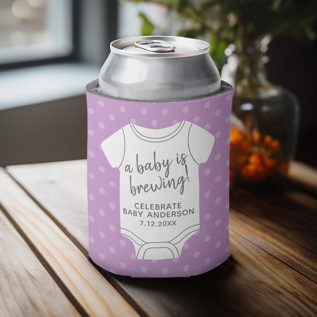 Rafraîchisseur Pour Canette Un bébé brasse — Couples Douche peut modifier la c (Baby Shower Favor - Personalized Can Cooler for a Couple's Shower - A Baby is Brewing)