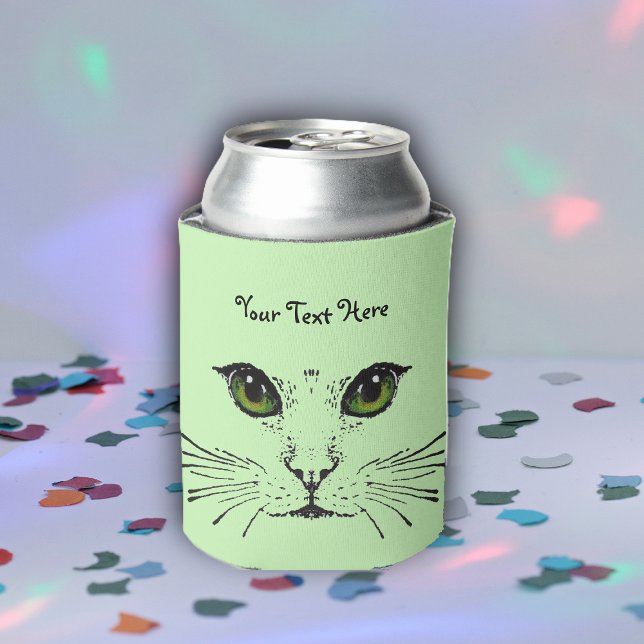 Rafraîchisseur Pour Canette Visage de chat Oeil intense Whiskers Vert clair (Cat face black drawing with green eyes and whiskers on light green can cooler.)