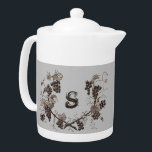 Raisins et vignes Croquis Vintage Monogramme botan<br><div class="desc">Cette théière est ornée d'une belle gravure vintage de vigne de chaque côté. Le croquis noir et blanc de raisins et de feuilles est dressé contre un arrière - plan gris clair. Votre monogramme apparaît centré dans chaque cadre de raisin. Personnalisez rapidement et facilement le monogramme et créez un cadeau...</div>