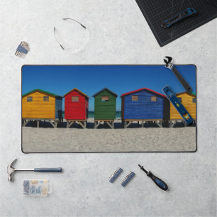 Rangée de cases de plage aux couleurs vives