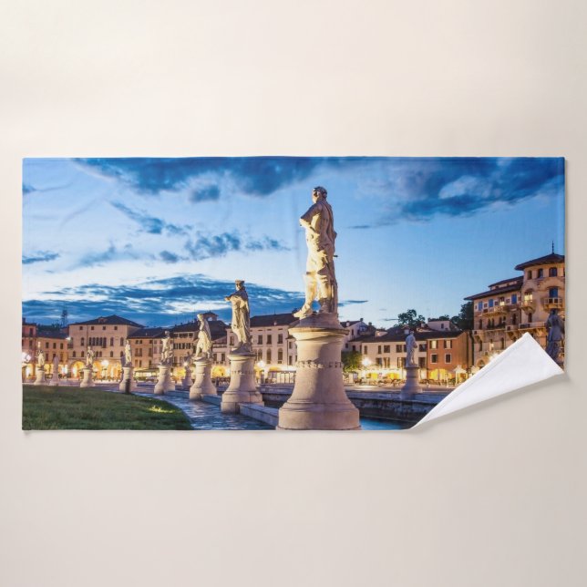 Rangée de statues illuminées à Padova (Serviette de bain)