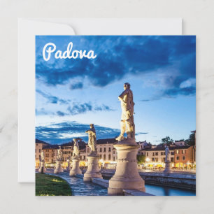 Rangée de statues illuminées à Padova