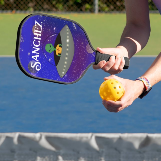 Raquette De Pickleball Alien dans un vaisseau spatial portant un t-shirt  (Insitu)