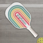 Raquette De Pickleball Arc Retro Line Pastel Arc-en-ciel Couleurs Nom du<br><div class="desc">Un motif funky en arc de cercle aux pastels - bleu, vert, jaune, orange et rouge. Le design rétro comprend des courbes et des lignes aux couleurs épaisses. Ajoutez votre nom ou supprimez le texte pour une couverture rétroactive amusante. Le nom est une police de script tendance en gris. Si...</div>
