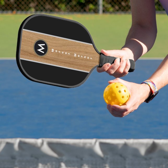 Raquette De Pickleball Bande Brown en bois rustique sur monogramme noir (Insitu)