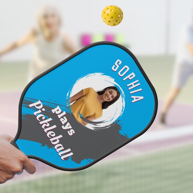 Raquette De Pickleball Bleu clair avec photo et nom Personnalisé (A blue pickleball paddle with custom photo and name on both sides)