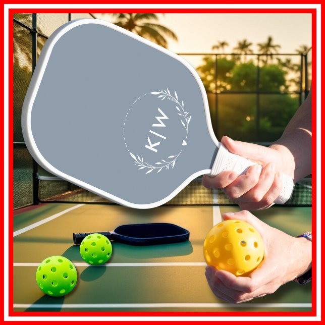 Raquette De Pickleball Bleu Poussiéreux et Blanc | Monogramme Initiales M (Dusty Blue and White | Modern Initials Monogram Pickleball Paddle)