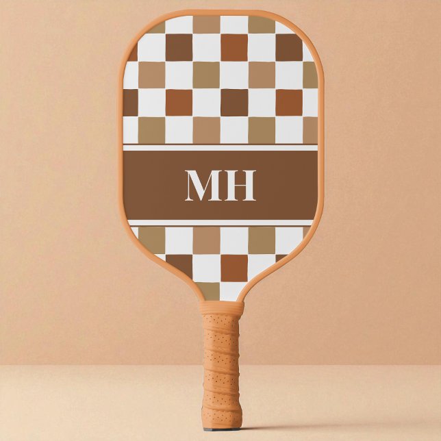 Raquette De Pickleball Brown moderne et blanc À damiers Initiales Monogra (Modern Brown and White Checkered Initials Monogram Pickleball Paddle)