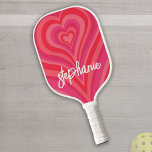 Raquette De Pickleball Coeurs psychédéliques Calligraphie Nom du script P<br><div class="desc">Un motif de coeur branché avec des roses et des rouges pastel. Le script moderne ajoute une touche moderne et branchée à ce design rétro. Ajoutez votre nom ou supprimez le texte pour une couverture féminine amusante. Le nom est un script tendance dans une grande taille blanche. Si vous cliquez...</div>