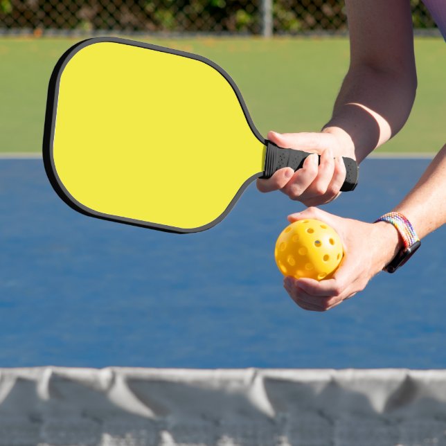 Raquette De Pickleball Conception avec un Arrière - plan jaune et une bor (Insitu)