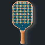 Raquette De Pickleball Cool Retro Jacquard Diamants Turquoise Monogramme<br><div class="desc">Cette amusante pagaie à pickleball dispose d'un motif de diamants de style Jacquard aux couleurs rétro / vintage. Les modèles textuels sont inclus pour la personnalisation,  ce qui en fait un grand cadeau! Le dos contient le même motif diamant.</div>