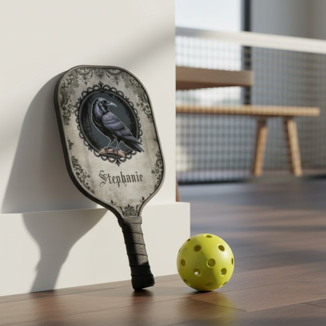 Raquette De Pickleball Corbeau gothique avec nom (Personalized pickleball paddle featuring black raven)