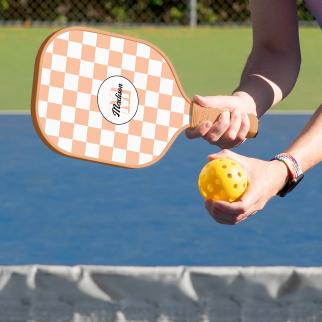 Raquette De Pickleball Damier pêche blanc géométrique rétro Monogramme (Insitu)