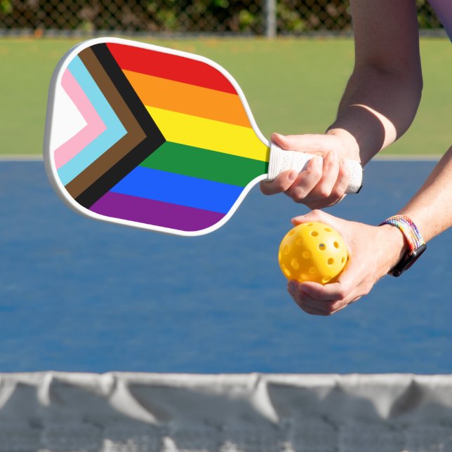 Raquette De Pickleball Drapeau de fierté Progress LGBTQ+ (Insitu)