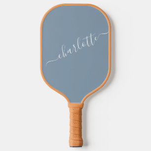 Raquette De Pickleball Elégant Dusty Blue Script Moderne Nom Personnalisé