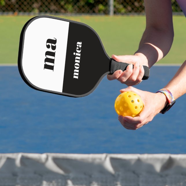 Raquette De Pickleball élégant monogramme initial de script noir et blanc (Insitu)
