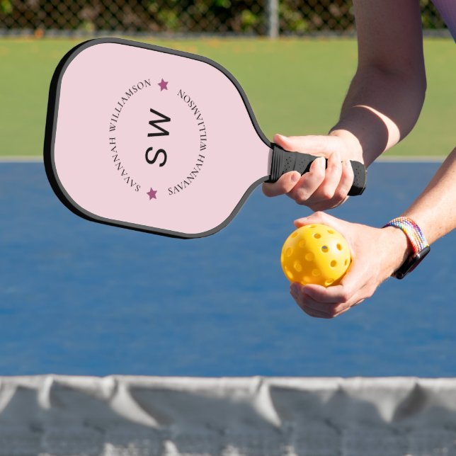 Raquette De Pickleball Élégant monogramme personnalisé rose (Insitu)