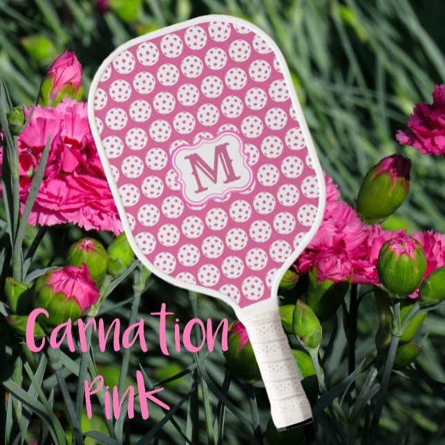 Raquette De Pickleball Élégant oeillet rose et blanc (Fun little white pickleballs dance on a Carnation Pink background. Monogram!)
