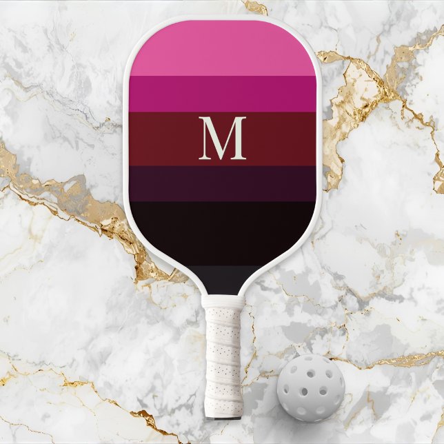 Raquette De Pickleball Élégant Prune Fuchsia Bloc de Couleur Monogrammé (A monogrammed pickleball paddle with sleek color block design in plum, burgundy and fuchsia pink)