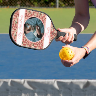 Raquette De Pickleball Fleur de fraise rose & bannières avec nom/phrase