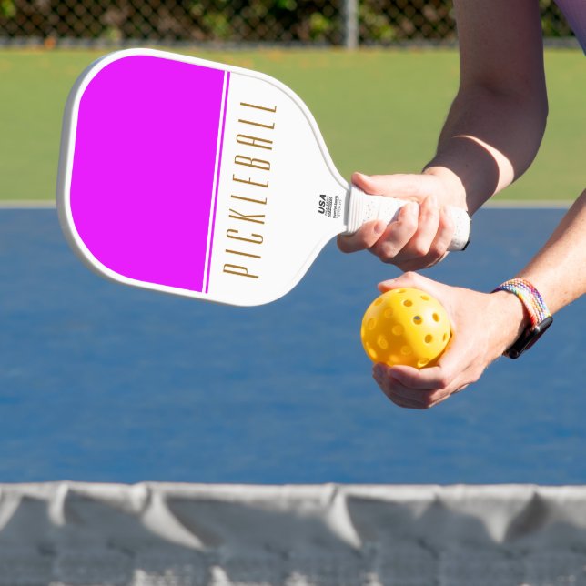 Raquette De Pickleball Fun Bright Pink Blanc Couleur Bloc PICKLEBALL Text (Insitu)