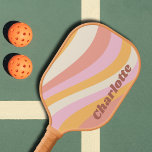 Raquette De Pickleball Girly Retro Vintage Wave Nom personnalisé<br><div class="desc">Girly Retro Vintage Wave Nom personnalisé Pickleball Paddle dispose d'une vague rétro dans les tons rose, orange et blanc avec votre nom personnalisé dans élégant script moderne accentué. Personnalisez en modifiant le texte dans la zone de texte fournie. Parfait pour l'anniversaire, Noël, Fête des Mères, baby showers, douches nuptiales, maman,...</div>
