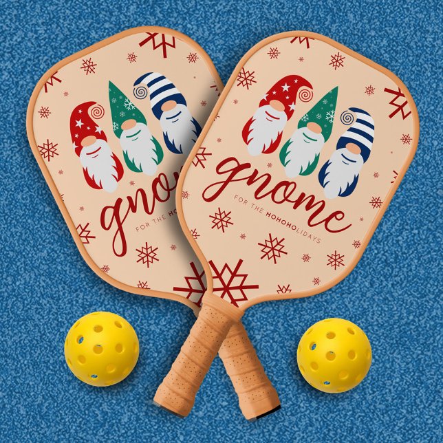 Raquette De Pickleball Gnome de Noël Hygge pour les fêtes de neige (Funny Christmas Gnome(s) for the Hohoholidays Pickleball Paddle Cover Photo.)