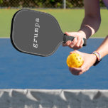 Raquette De Pickleball Grumpa Funny Grumpy Grandpa en noir et blanc<br><div class="desc">Servez-vous un peu de plaisir avec ce Pickleball Paddle conçu spécialement pour Grumpa! La pagaie comporte un message personnalisé dans une police de machine à écrire rétro, en blanc immaculé contre un arrière - plan noir audacieux. C’est le cadeau de bâillon parfait pour votre grand-père grincheux qui aime jouer, ou...</div>